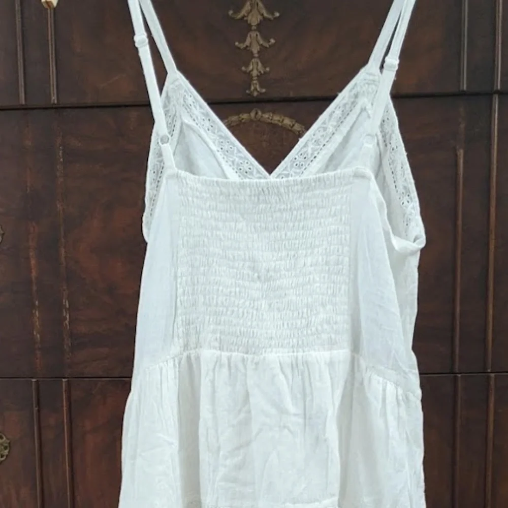 SOLD -- NWOT 🌸 SUBTLE LUXURY White Floral Eyelet Cotton Smocked Dress - Sm/Med - Picture 3 of 8